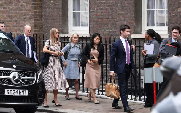 Veículos chegam a Lancaster House, no dia em que as negociações comerciais entre os EUA e a China devem ocorrer em Londres, em Londres, Grã-Bretanha, 9 de junho de 2025