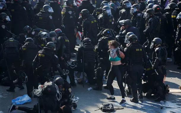Policiais detêm manifestantes durante um protesto contra as varreduras federais de imigração, no centro de Los Angeles, Califórnia, em 8 de junho