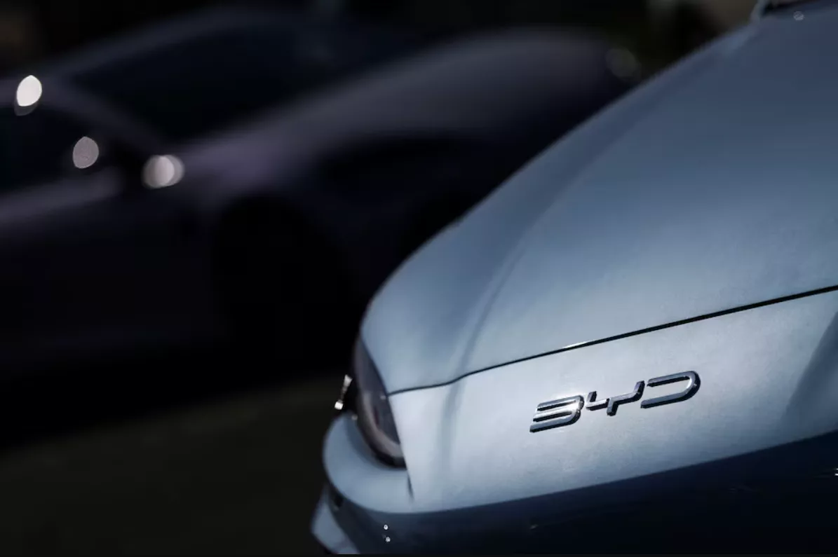 O logotipo da BYD é retratado em um carro elétrico em uma concessionária em Reze, perto de Nantes, França, em 27 de março de 2025