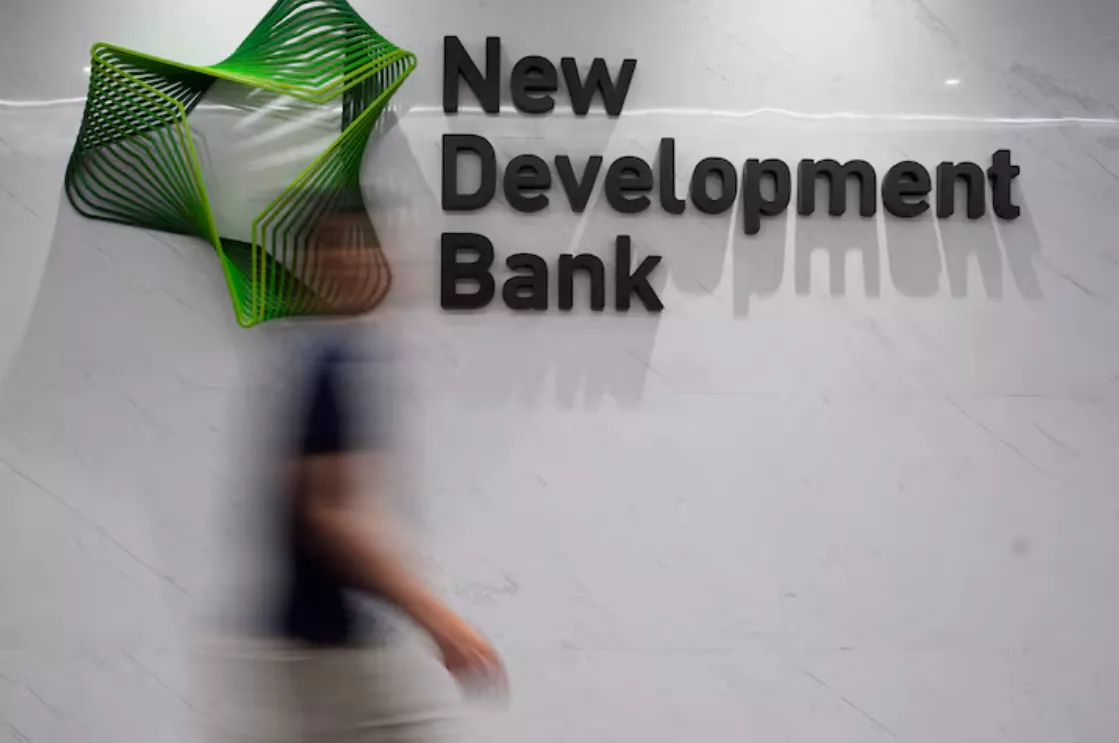 Uma visão do logotipo do Novo Banco de Desenvolvimento (NDB) em sua sede em Xangai, China, em 10 de julho de 2023