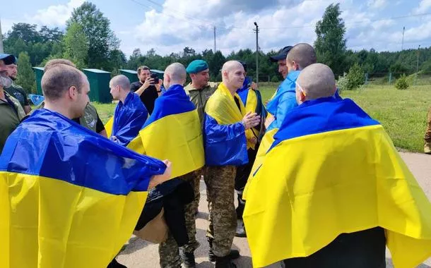 Rússia e Ucrânia trocam grupo de prisioneiros de guerra jovens e feridos
