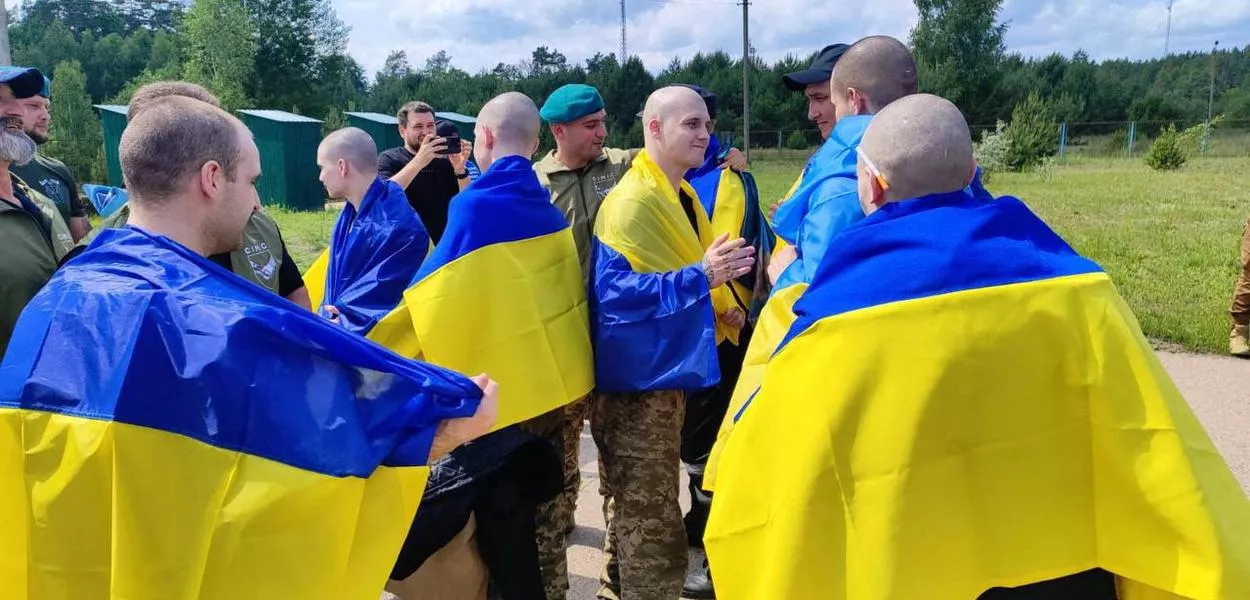 Prisioneiros de guerra ucranianos em local desconhecido após troca
9/6/2025