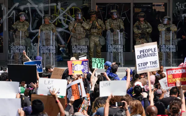 Pessoas participam de um protesto contra as varreduras federais de imigração, no centro de Los Angeles, Califórnia, EUA, em 9 de junho de 2025
