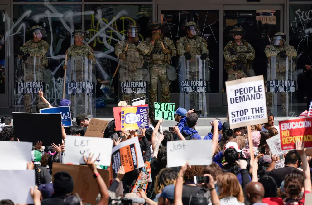Pessoas participam de um protesto contra as varreduras federais de imigração, no centro de Los Angeles, Califórnia, EUA, em 9 de junho de 2025