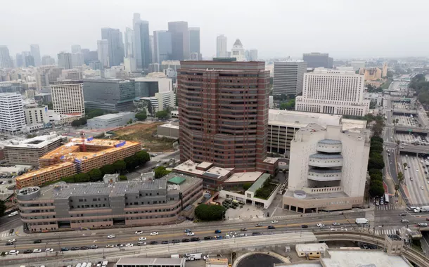 Uma vista de drone mostra o Edifício Federal Edward R. Roybal e outras propriedades federais após os protestos contra as varreduras federais de imigração em Los Angeles, Califórnia, 10 de junho