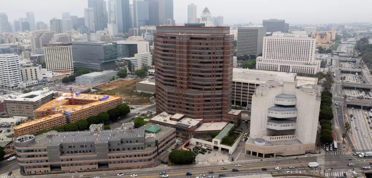 Uma vista de drone mostra o Edifício Federal Edward R. Roybal e outras propriedades federais após os protestos contra as varreduras federais de imigração em Los Angeles, Califórnia, 10 de junho