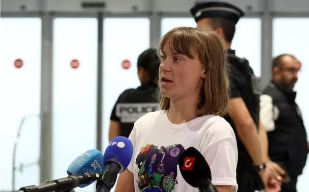 A ativista sueca Greta Thunberg, que partiu de Israel de avião na terça-feira após ser detida a bordo do iate de bandeira britânica "Madleen", com destino a Gaza, depois que forças israelenses abordaram o navio de caridade que tentava chegar à Faixa de Gaza, desafiando o bloqueio naval israelense, conversa com jornalistas cercada pela polícia francesa ao chegar a um terminal do Aeroporto Paris-Charles de Gaulle, em Roissy-en-France, perto de Paris, França, em 10 de junho de 2025