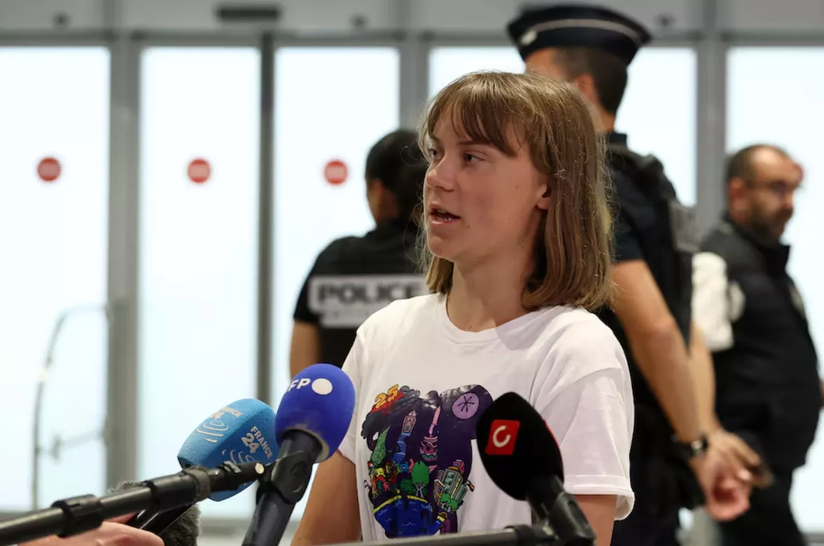 A ativista sueca Greta Thunberg, que partiu de Israel de avião na terça-feira após ser detida a bordo do iate de bandeira britânica "Madleen", com destino a Gaza, depois que forças israelenses abordaram o navio de caridade que tentava chegar à Faixa de Gaza, desafiando o bloqueio naval israelense, conversa com jornalistas cercada pela polícia francesa ao chegar a um terminal do Aeroporto Paris-Charles de Gaulle, em Roissy-en-France, perto de Paris, França, em 10 de junho de 2025