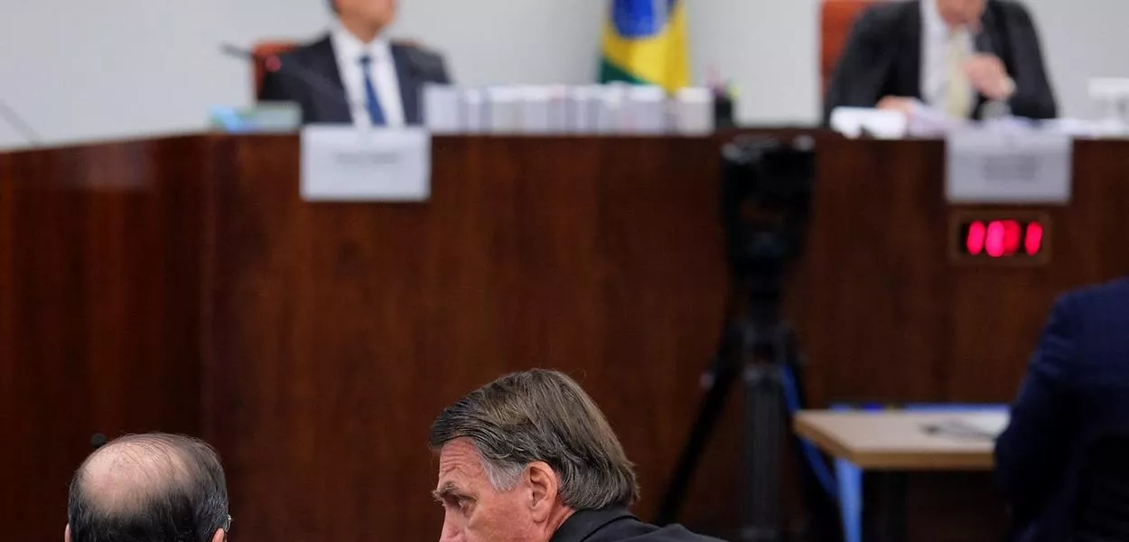 Jair Bolsonaro comparece ao julgamento no Supremo Tribunal do Brasil sobre a tentativa de golpe perante o ministro do Supremo Tribunal Federal Alexandre de Moraes - 10/06/2025