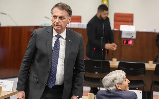 Bolsonaro nega que Marinha tenha colocado tropas à disposição do golpe