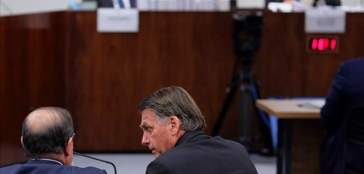 Ex-presidente Jair Bolsonaro comparece ao julgamento no Supremo Tribunal do Brasil sobre alegada tentativa de golpe perante o ministro do Supremo Tribunal Alexandre de Moraes, em Brasília - 10/06/2025
