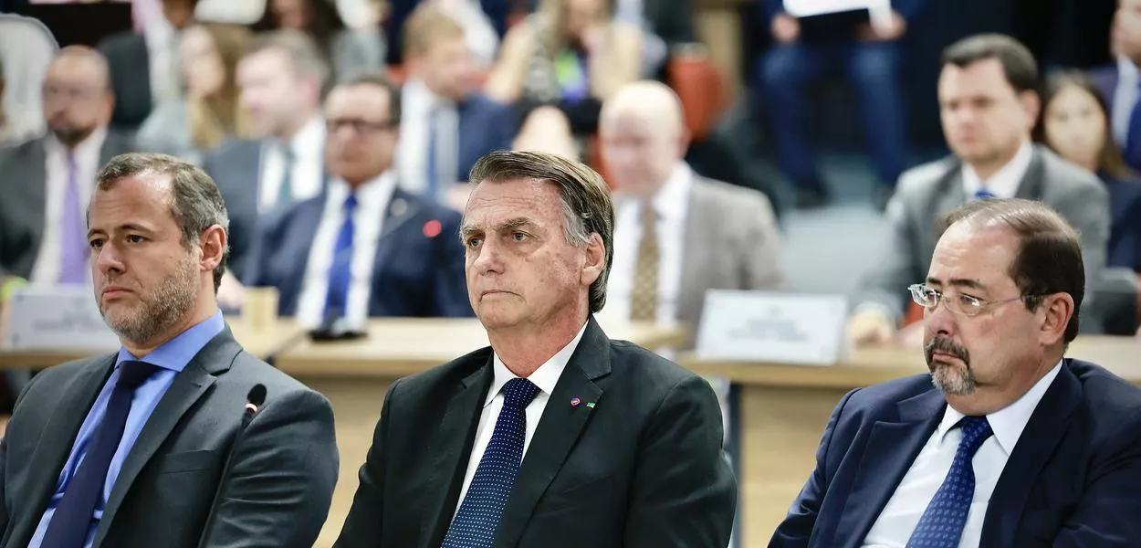 Bolsonaro no banco dos réus