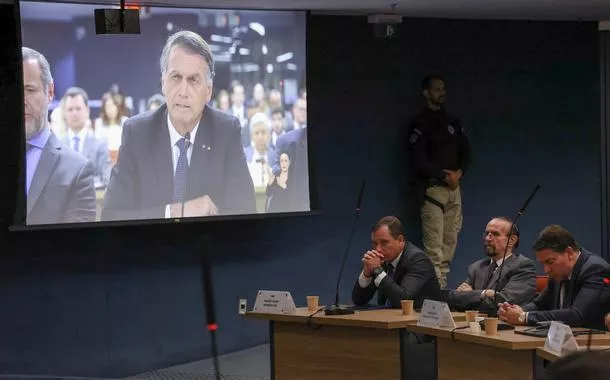 Defesa de Bolsonaro falha ao usar ‘método sim ou não’ em depoimento e Moraes brinca: ‘não funcionou’