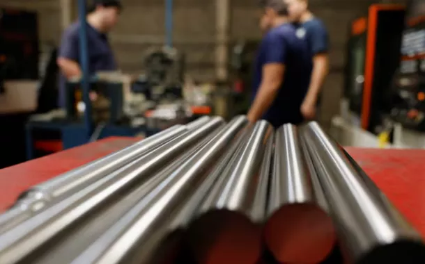 Trabalhadores perto de barras de aço em uma fábrica de peças metal-mecânicas com aplicação na indústria, em Apodaca, México, 11 de março de 2025