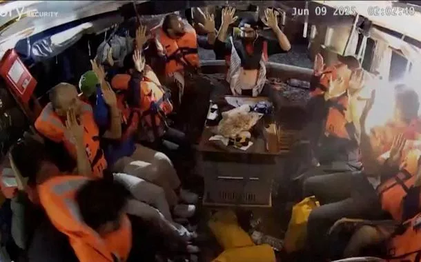 Imagens de vigilância mostram tripulação do barco de bandeira britânica "Madleen" levantando as mãos quando uma luz forte invadiu a embarcação - 9/6/2025    