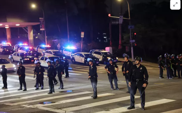 Forças repressivas o centro de Los Angeles, sob toque de recolher