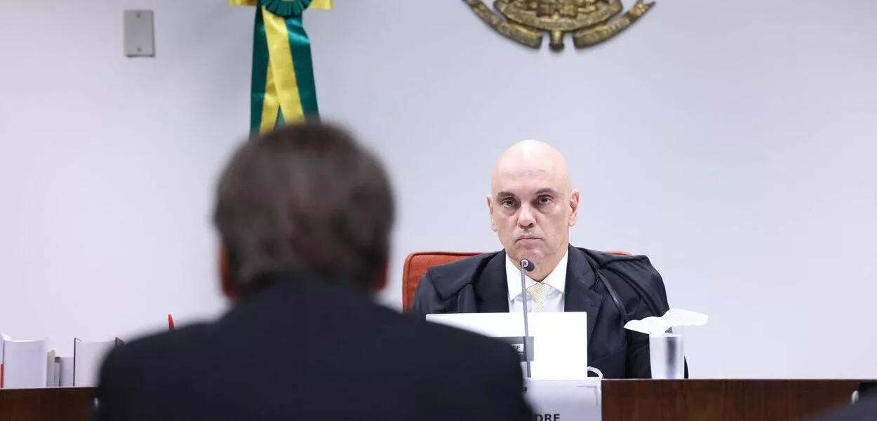 Jair Bolsonaro, de costas, e Alexandre de Moraes