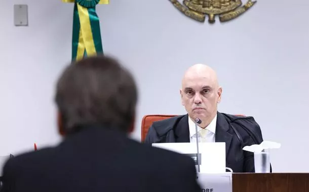Jair Bolsonaro, de costas, e Alexandre de Moraes