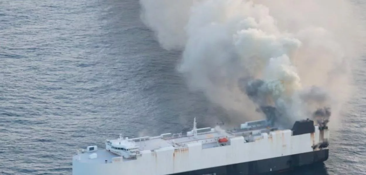 Navio com mais de 3 mil carros zero continua pegando fogo e à deriva no Pacífico