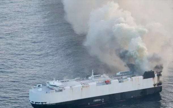 Navio com mais de 3 mil carros zero continua pegando fogo e à deriva no Pacífico