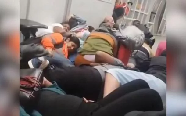 Passageiros do BRT se protegem durante tiroteio, no Rio de Janeiro