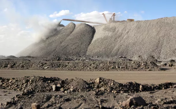 Uma máquina de mineração é vista na mina Bayan Obo contendo minerais de terras raras, na Mongólia Interior, China, em 16 de julho de 2011