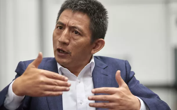 Li Chenggang gesticula durante uma entrevista à Reuters, à margem de uma reunião ministerial para discutir um projeto de acordo sobre a redução de subsídios para a indústria pesqueira em Genebra, Suíça, em 15 de julho de 2021