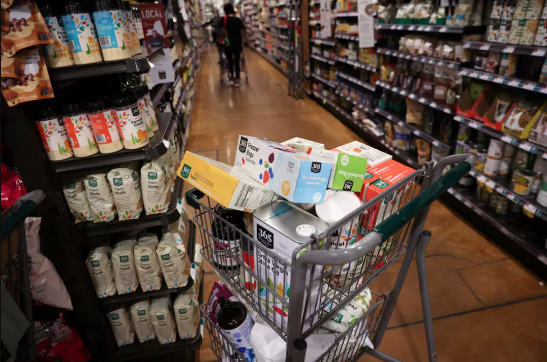 Um carrinho de compras é visto em um supermercado enquanto a inflação afeta os preços ao consumidor em Manhattan, Nova York, EUA, em 10 de junho de 2022