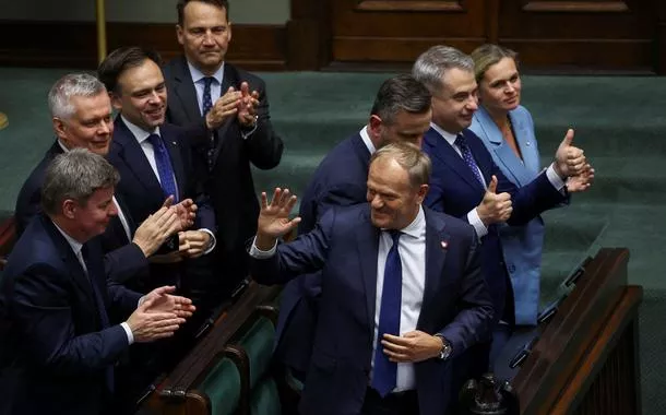 Donald Tusk celebra conquista de voto de confiança - 11/6/2025 