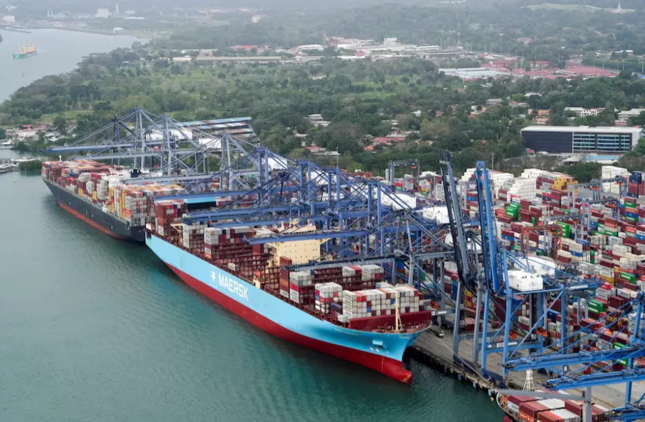 Uma vista aérea mostra navios de carga atracados no Porto de Balboa, operado pela Panama Ports Company, no Canal do Panamá, na Cidade do Panamá, Panamá, em 1º de fevereiro de 2025