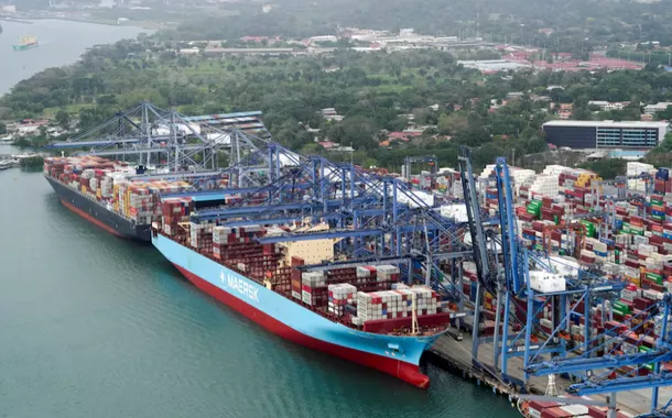 Uma vista aérea mostra navios de carga atracados no Porto de Balboa, operado pela Panama Ports Company, no Canal do Panamá, na Cidade do Panamá, Panamá, em 1º de fevereiro de 2025