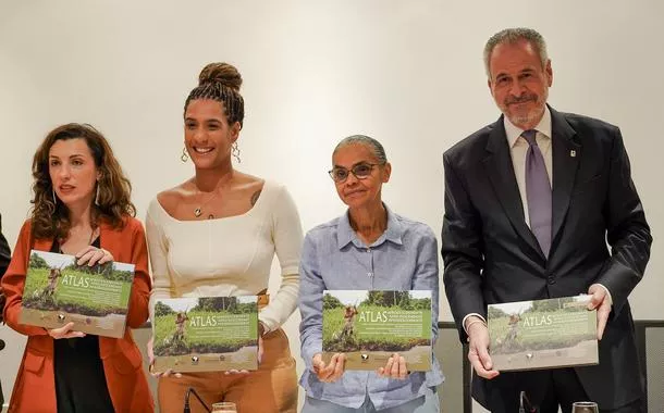 As ministras da Igualdade Racial, Anielle Franco, e do Meio Ambiente, Marina Silva, receberam um "Atlas Afrodescendente" de representantes da sociedade civil, juntamente com o presidente da COP30, André Corrêa do Lago, e a secretária-executiva do Ministério do Desenvolvimento Agrário, Fernanda Machiaveli.