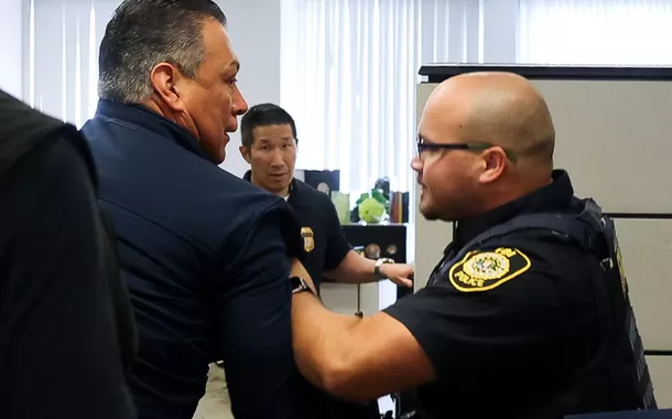 O senador americano Alex Padilla é detido e retirado do local após interromper a coletiva de imprensa realizada pela secretária de Segurança Interna dos EUA, Kristi Noem, e outros, em Los Angeles, Califórnia, EUA, em 12 de junho de 2025