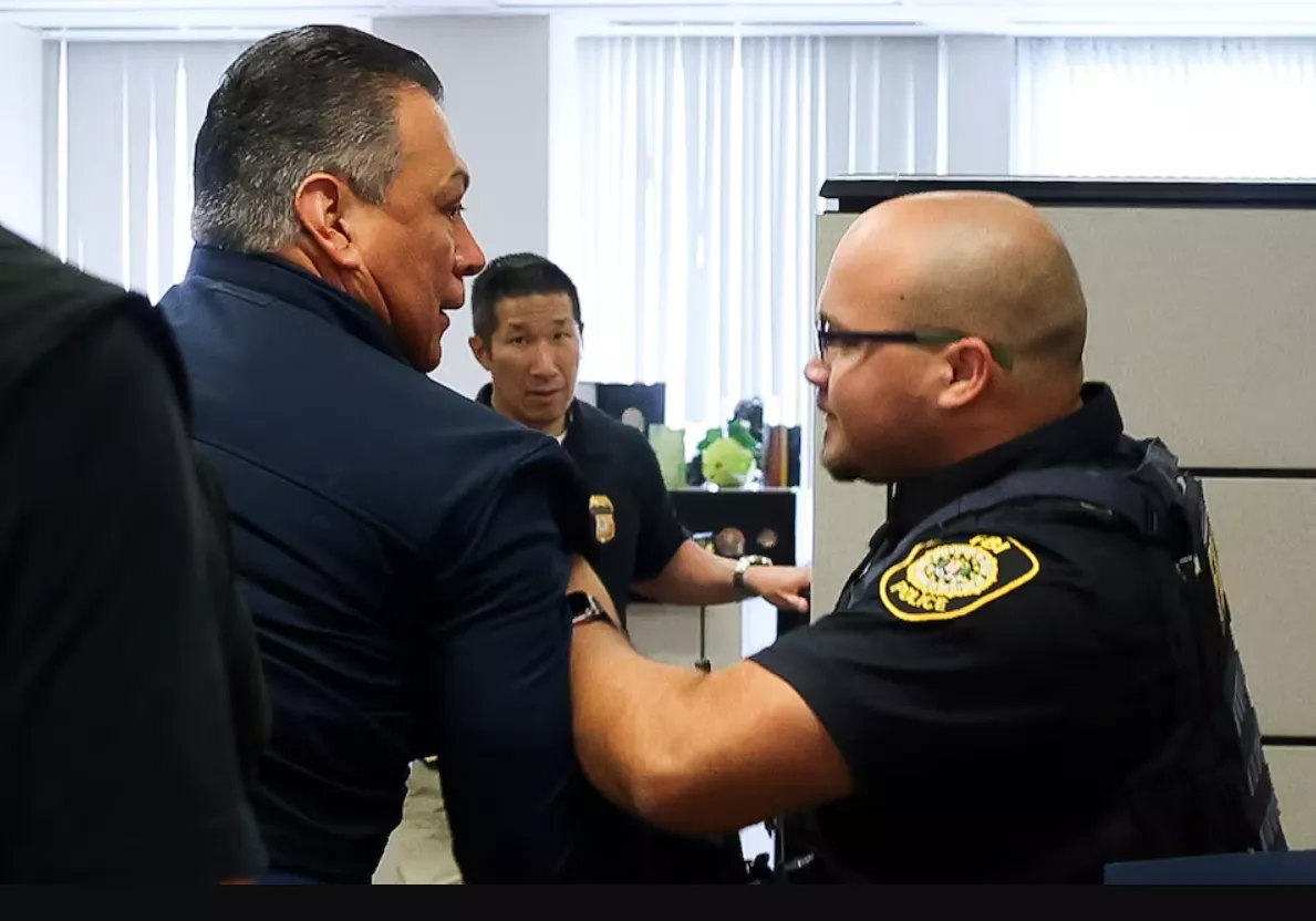 O senador americano Alex Padilla é detido e retirado do local após interromper a coletiva de imprensa realizada pela secretária de Segurança Interna dos EUA, Kristi Noem, e outros, em Los Angeles, Califórnia, EUA, em 12 de junho de 2025