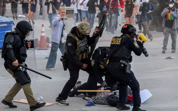 Policiais agridem um manifestante que bloqueava a entrada da garagem do Edifício Federal de Los Angeles após múltiplas detenções pelo Serviço de Imigração e Alfândega (ICE), no centro de Los Angeles, Califórnia, EUA, em 6 de junho de 2025