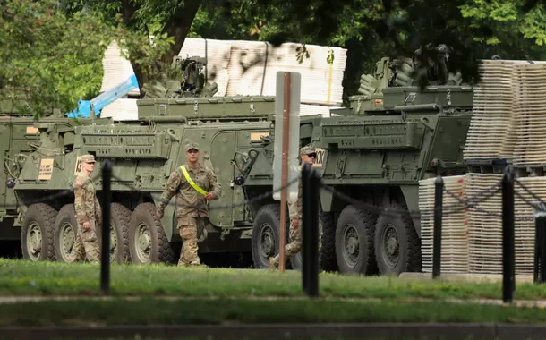 Soldados passam por veículos de combate Stryker estacionados no West Potomac Park antes do próximo desfile de comemoração do 250º aniversário do Exército dos EUA em Washington, DC, EUA, 10 de junho de 2025