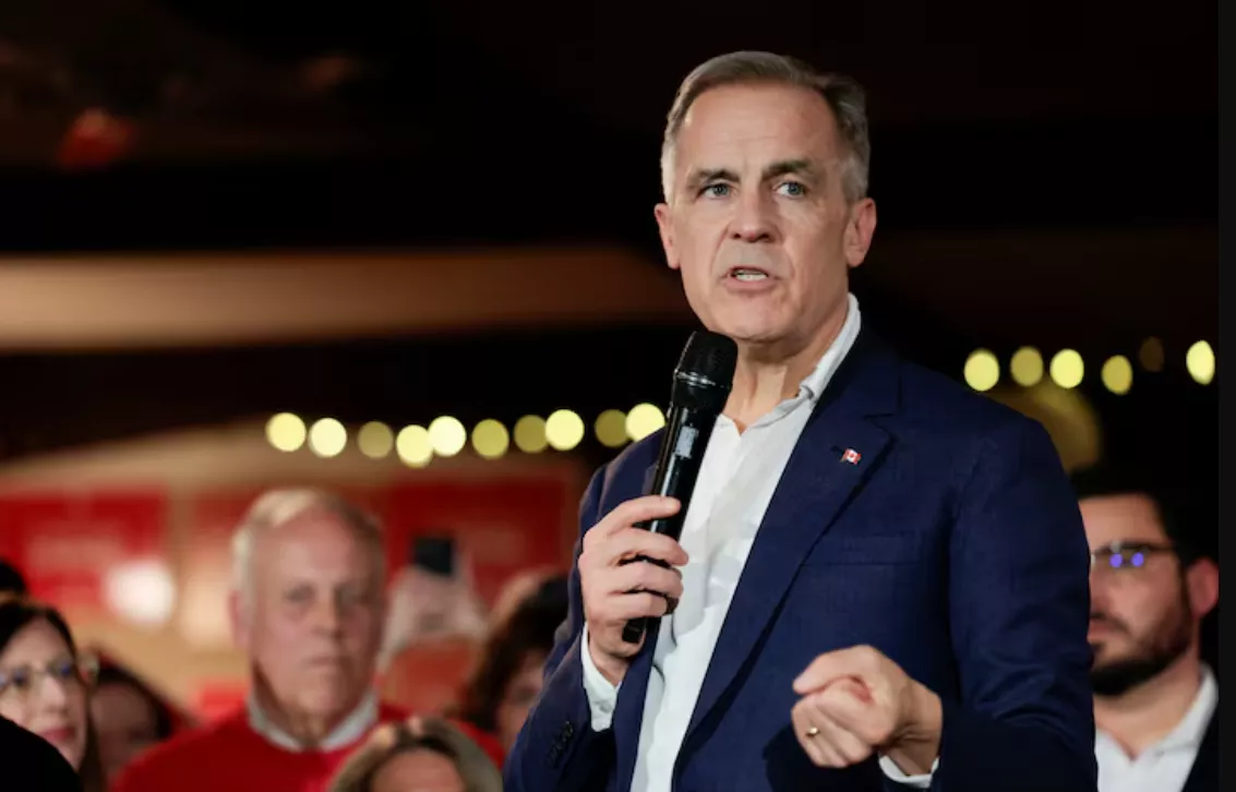 O primeiro-ministro canadense, Mark Carney, discursa no Victoria Edelweiss Club durante sua campanha eleitoral do Partido Liberal em Victoria, Colúmbia Britânica, Canadá, em 6 de abril de 2025