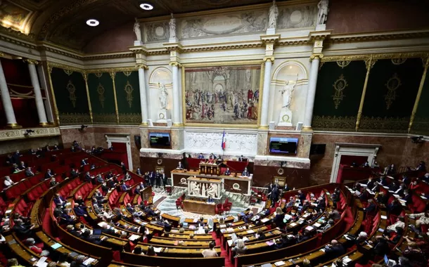 Uma vista geral mostra o hemiciclo durante o debate de abertura sobre o projeto de lei do governo francês para transformar o atual passe de saúde em um passe de vacinação, na Assembleia Nacional em Paris, França, em 3 de janeiro de 2022