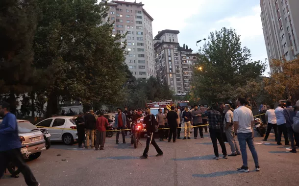 População se reúne após explosões em Teerã
