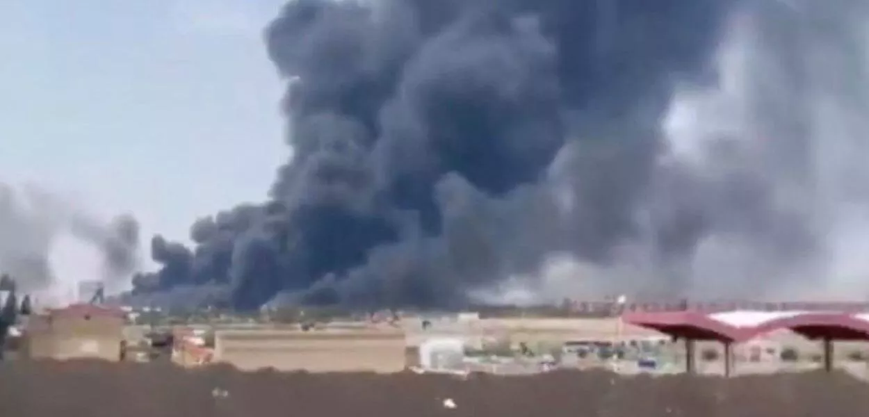 Coluna de fumaça no aeroporto de Tabriz, Irã