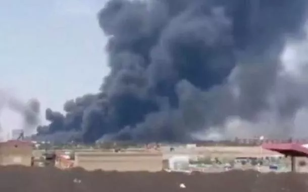 Coluna de fumaça no aeroporto de Tabriz, Irã