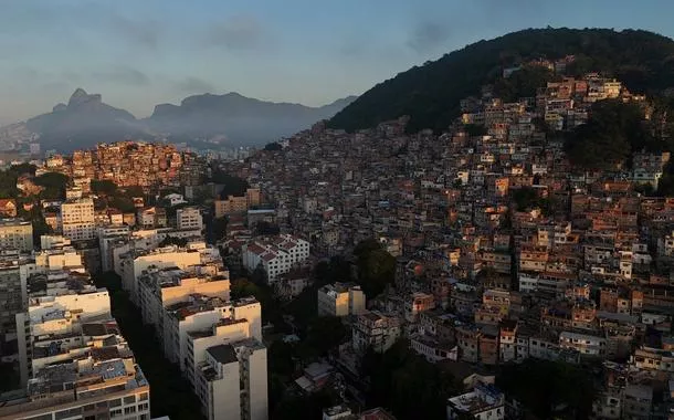 Vista de um drone sobre uma favela em uma montanha no bairro de Copacabana, no Rio de Janeiro, Brasil, em 4 de junho de 2025. 