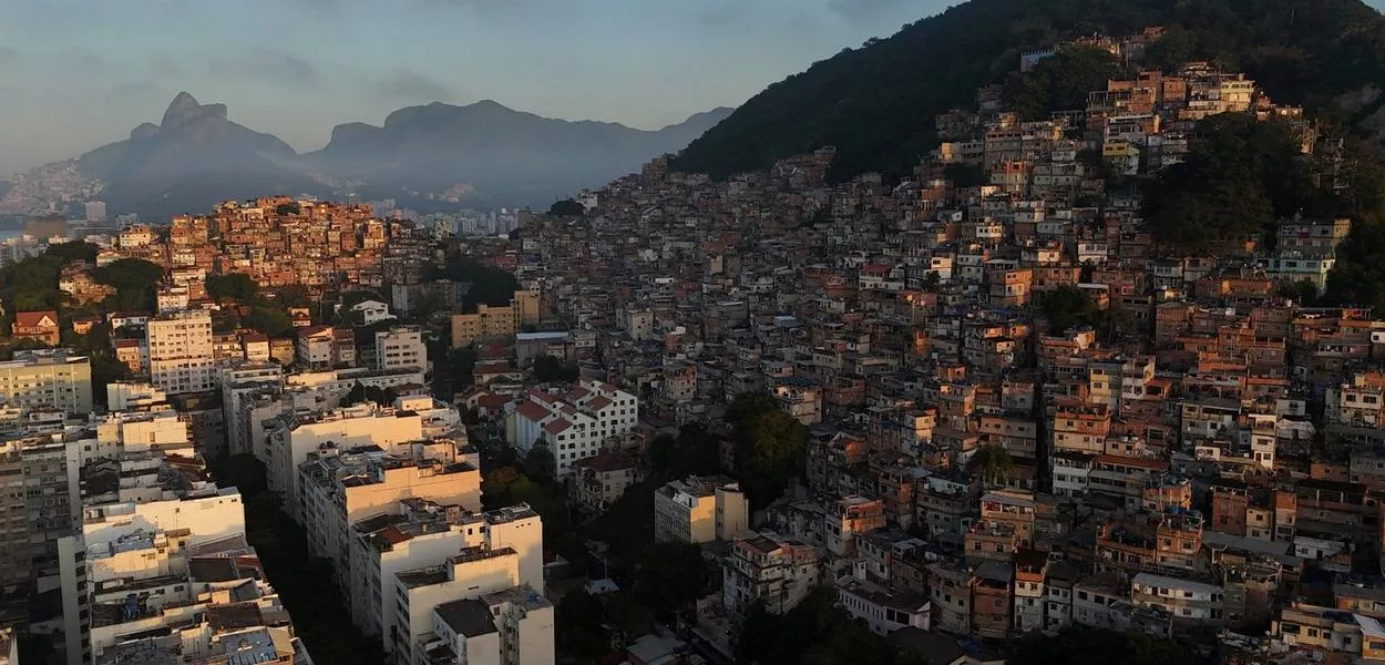 Vista de um drone sobre uma favela em uma montanha no bairro de Copacabana, no Rio de Janeiro, Brasil, em 4 de junho de 2025. 