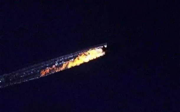 Aeronave em chamas durante batalha aérea entre Irã e Israel - 13/06/2025