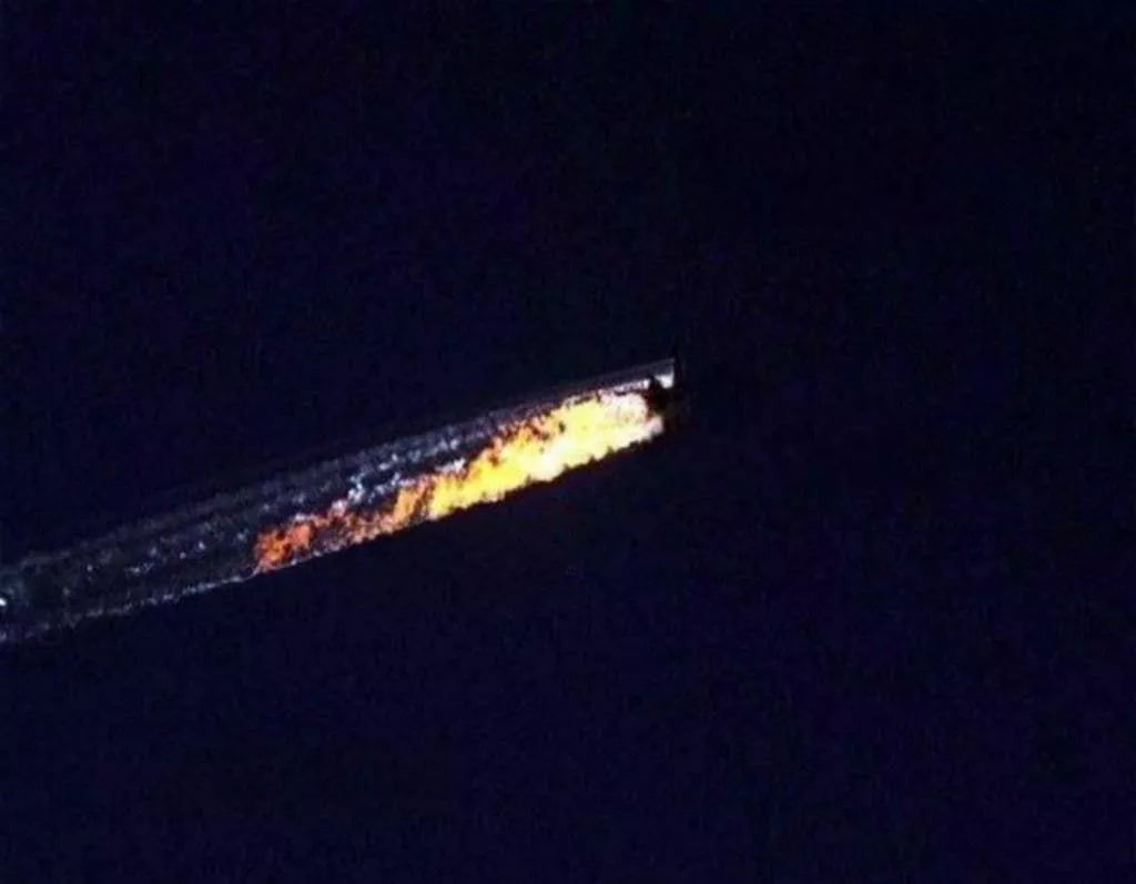 Aeronave em chamas durante batalha aérea entre Irã e Israel - 13/06/2025