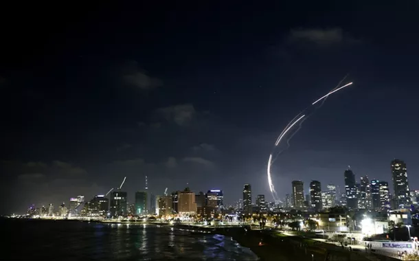 Mísseis lançados do Irã são interceptados em Tel Aviv - 13/06/2025