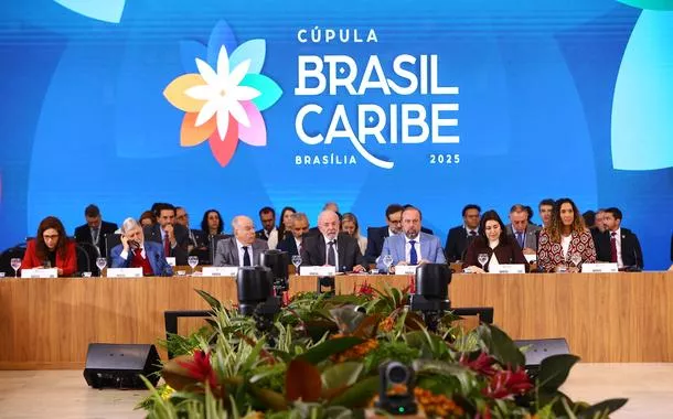 Alexandre Silveira (gravata azul, ao lado de Lula) e outras lideranças em Brasília