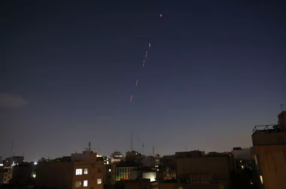 Disparos de defesa aérea do Exército são vistos após o ataque israelense em Teerã, Irã, em 13 de junho de 2025