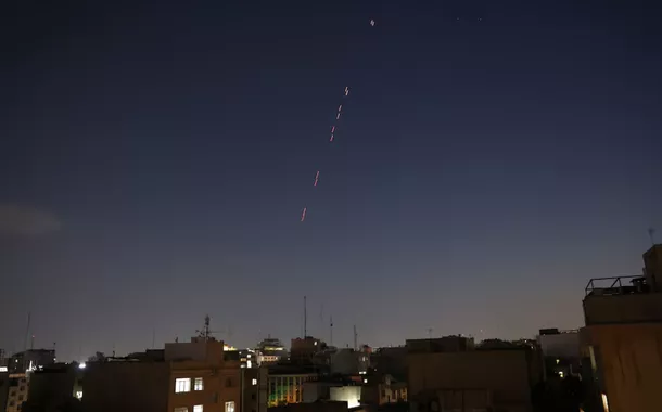 Israel volta a bombardear Teerã e força ativação das defesas aéreas do Irã