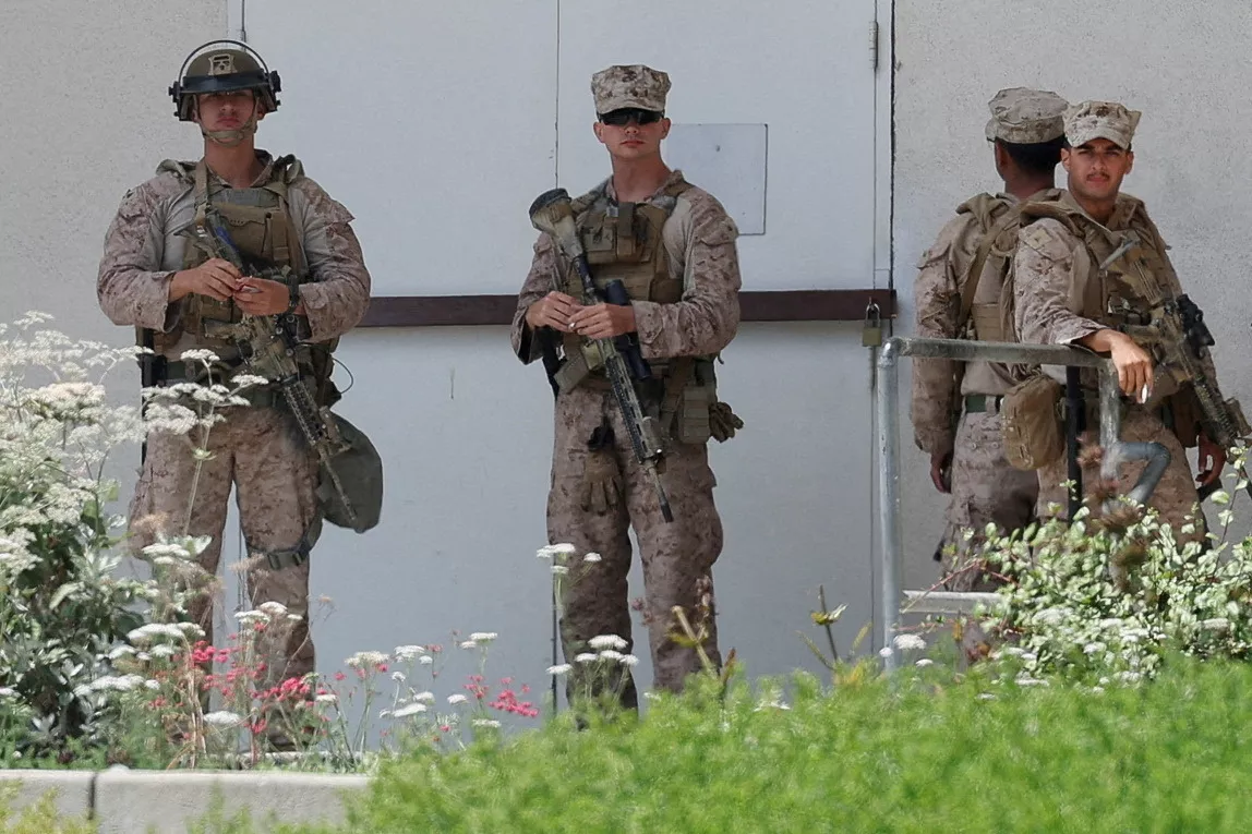 Fuzileiros navais dos EUA fazem guarda em prédio público federal de Los Angeles, 13/06/2025
